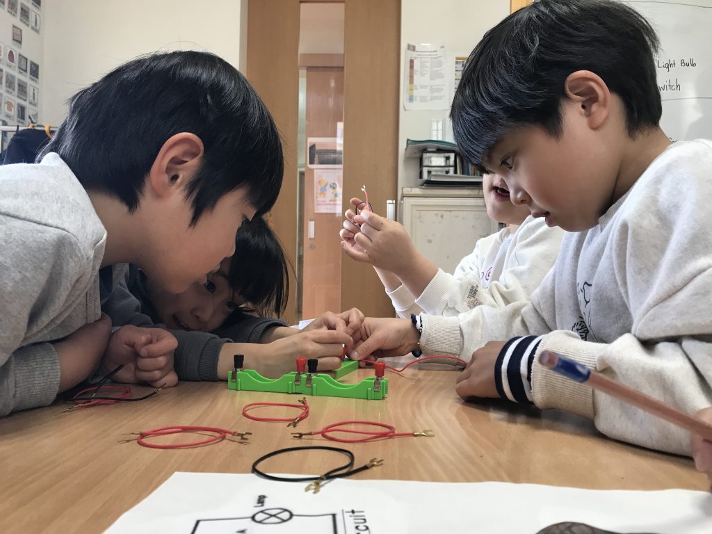 電子回路の実験を通してSTEAMの考え方を学ぶ子どもたち（長久手市）