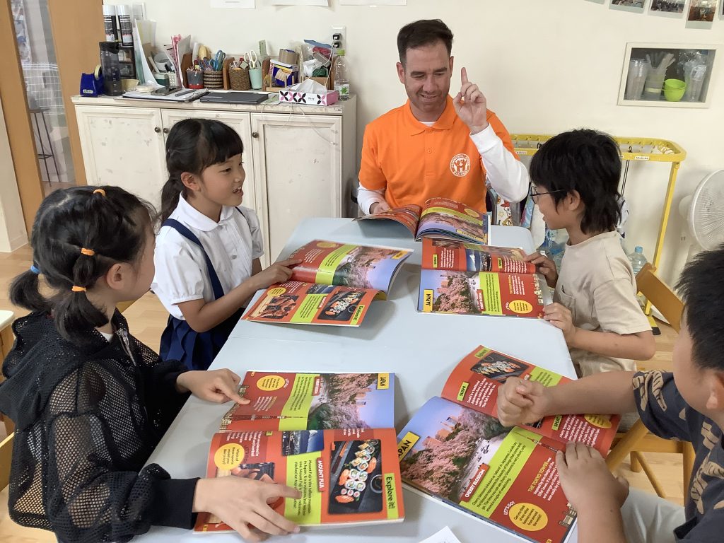 Elementary students developing advanced English literacy and communication skills in Discovery Grads Class in Nagakute.