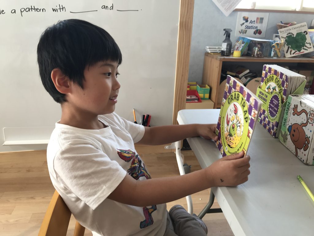 英語の絵本を使ってフォニックスと読解力を学ぶ子ども（東名古屋）