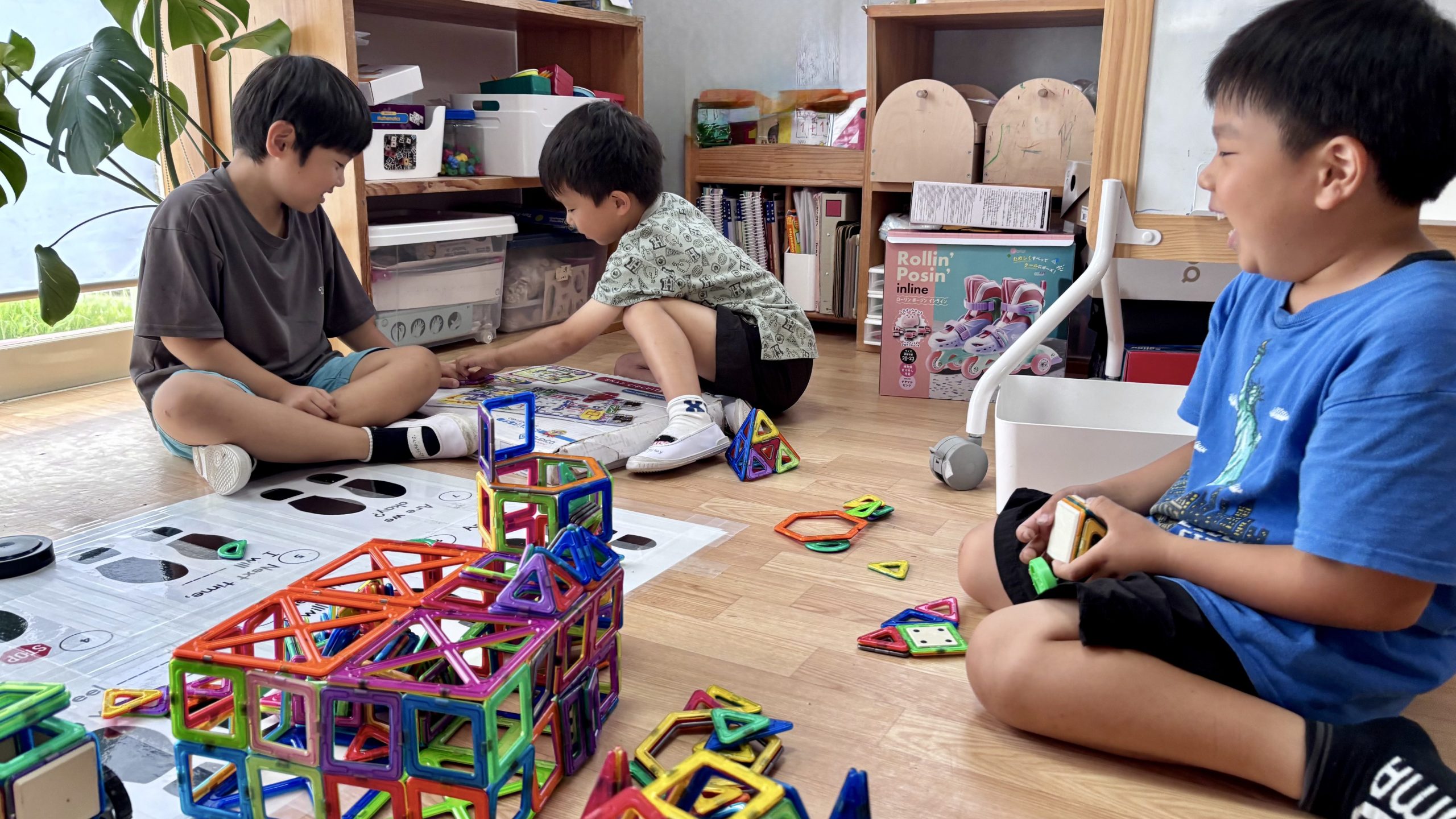 ホーム 英語で交流しながら遊ぶ小学生たち